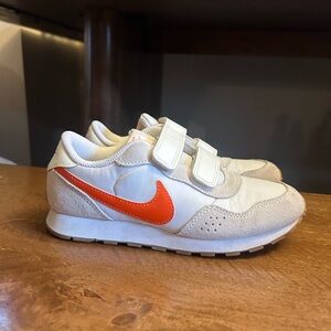 Nike Valiant Suede White Orange Trainers Sz 2Y Gym kids
